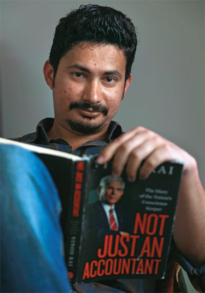 Omank Naithani gets a financial plan before getting married