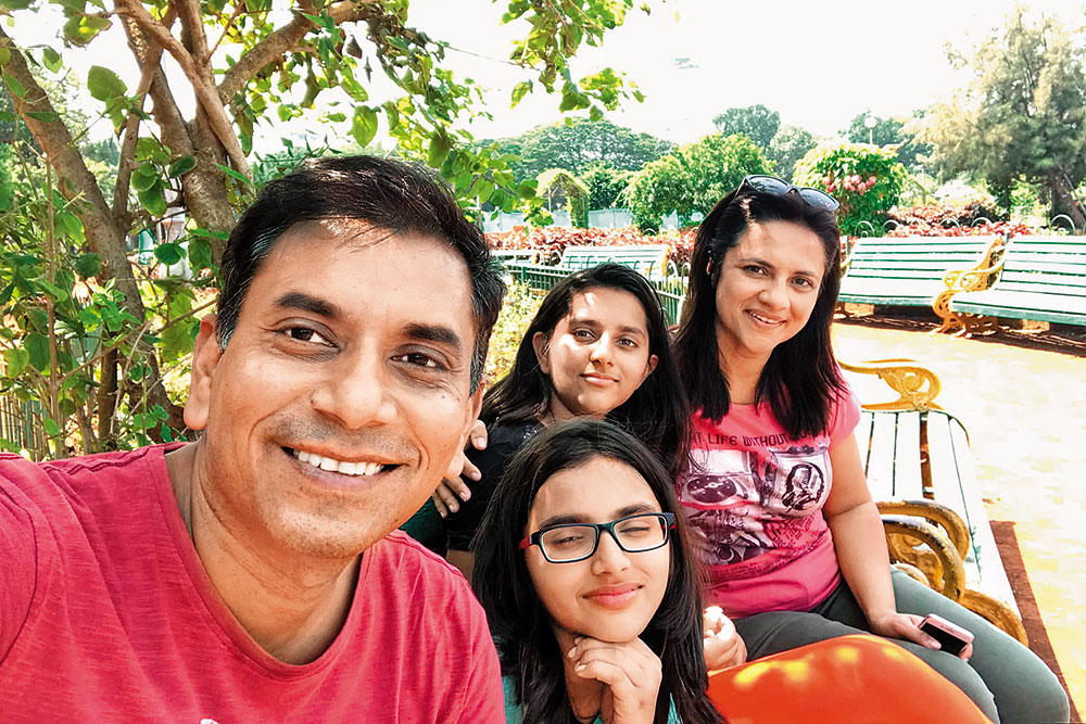 Prashant Bhaskar (left), with wife Ashwini (extreme right), and daughters.